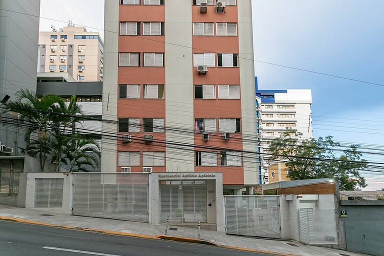 7.4 Apto moderno e mobiliado no Centro de Floripa